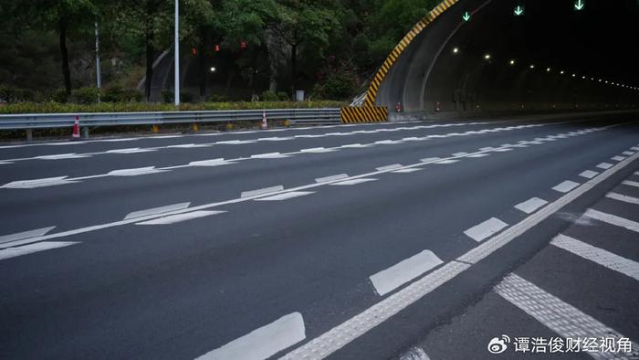 女子舉報(bào)丈夫開車看美女，婚姻中的信任危機(jī)與道德底線，女子舉報(bào)丈夫開車看美女，婚姻中的信任挑戰(zhàn)與道德界限